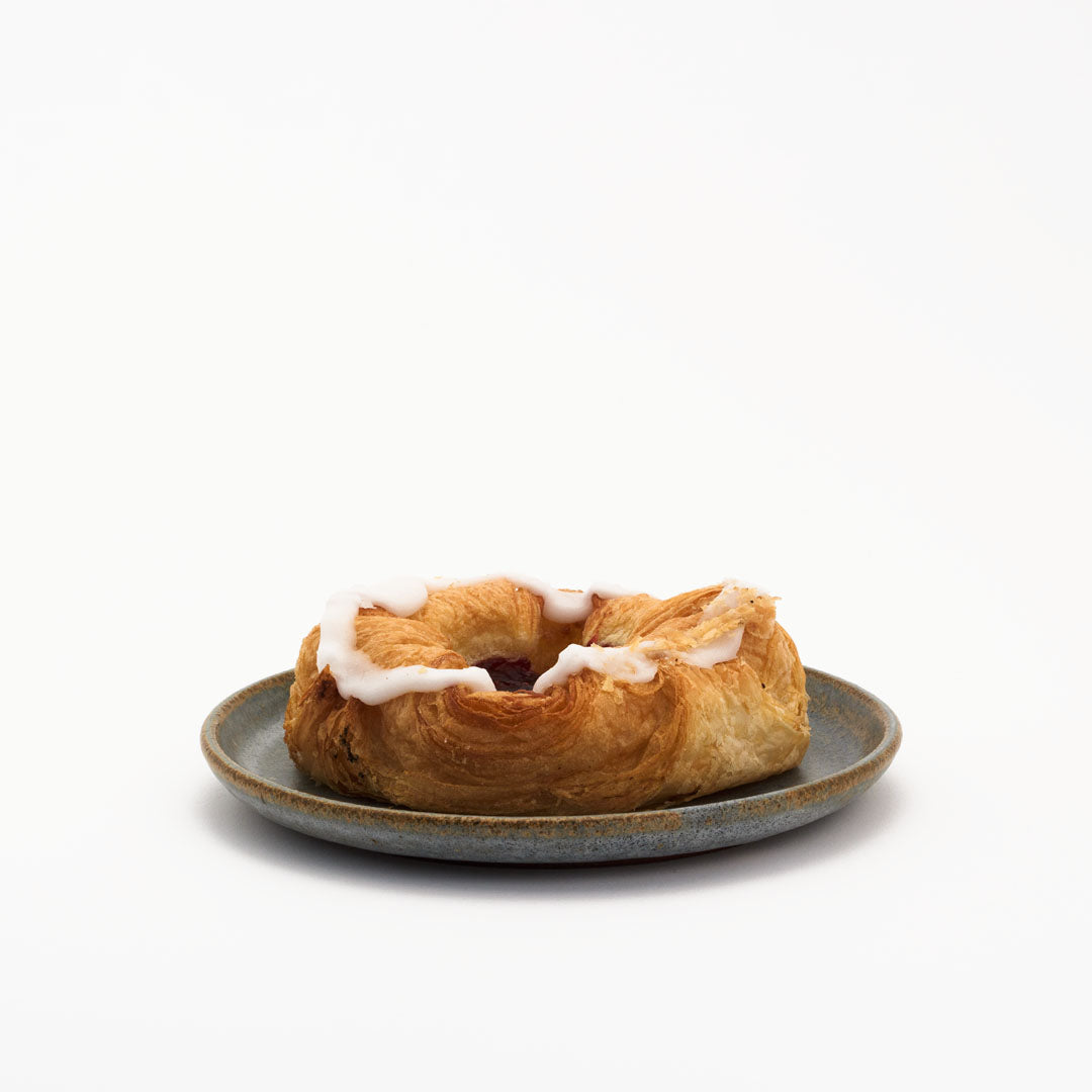 Hover image of a Ballehage collection breakfast plate, with a pastry on it.