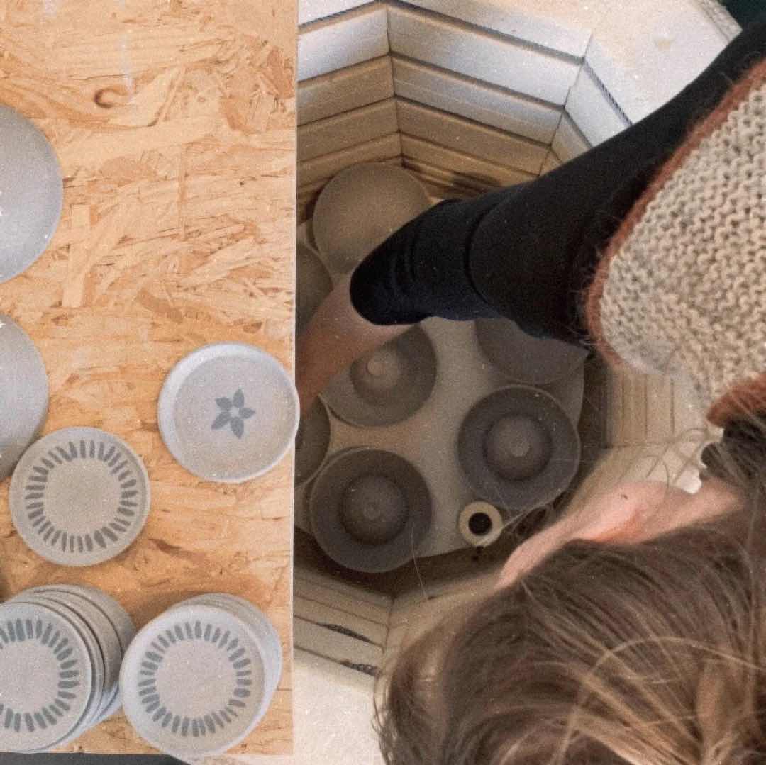 Amalie Hammershøi lægger keramikken i ovnen til glasurbrænding. Dette er anden og sidste gang, at disse stykker bliver brændt.