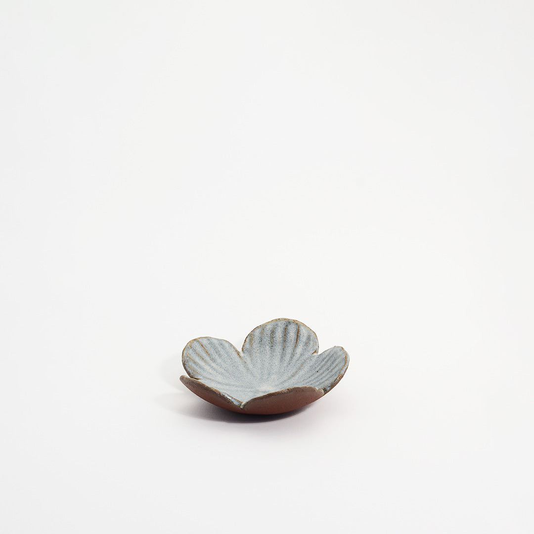 lille blomsterskål med en blå glasur, perfekt til at holde et lille lys eller små smykker