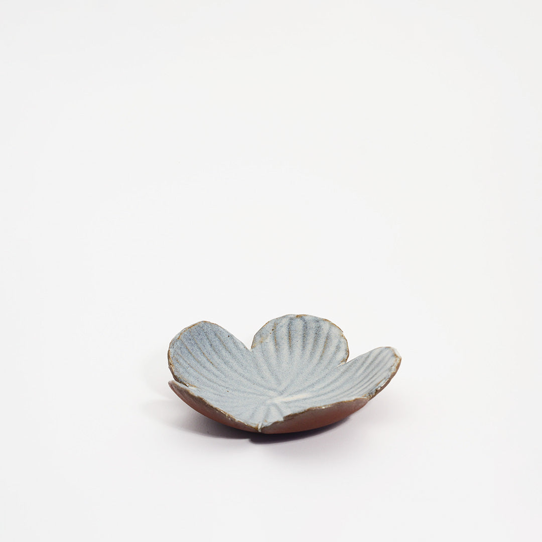 stor blomsterskål beregnet til at holde lys