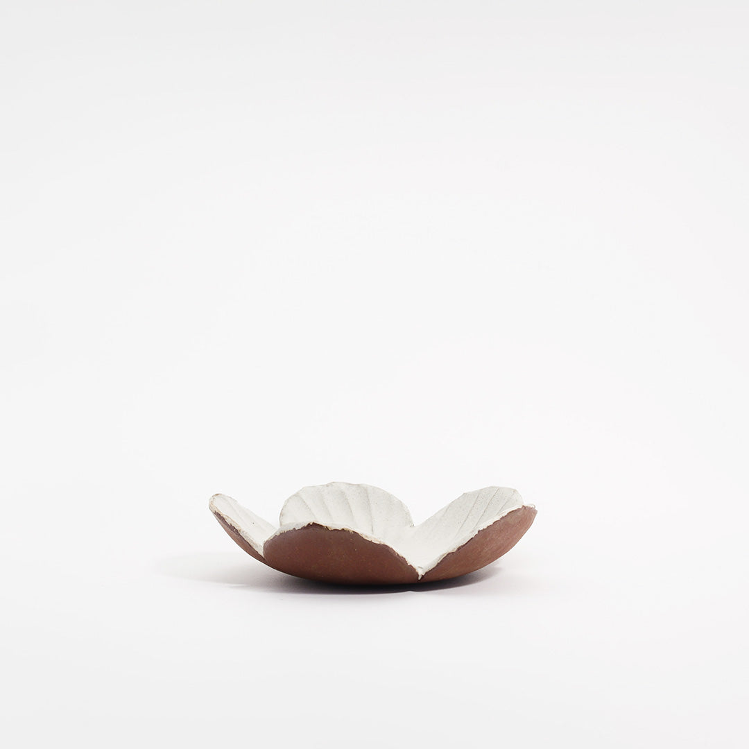 blomsterskål med en hvid glasur beregnet til at holde lys og smykker