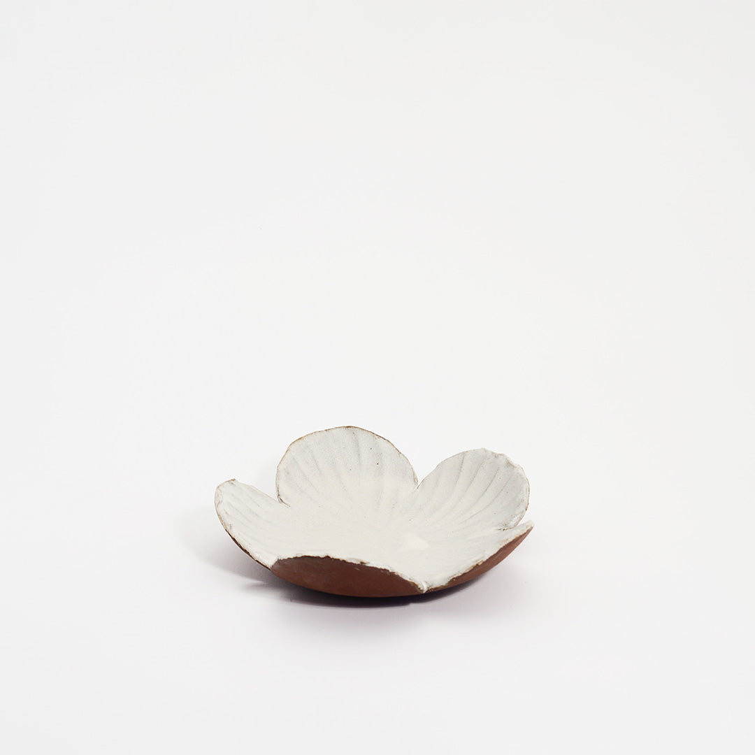 Blomsterskål beregnet til at holde lys med en hvid glasur kaldet musling