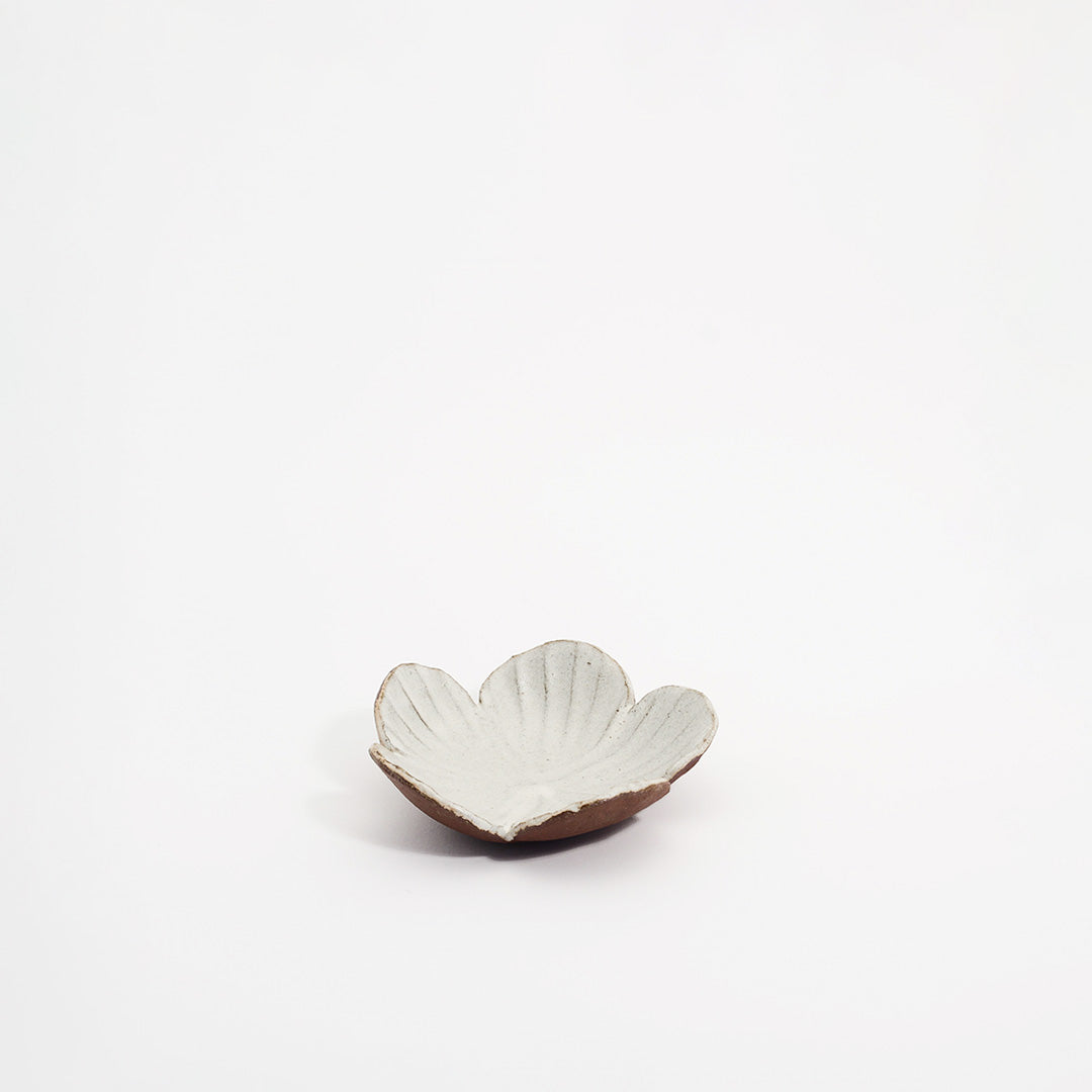 lille blomsterskål med en hvid glasur